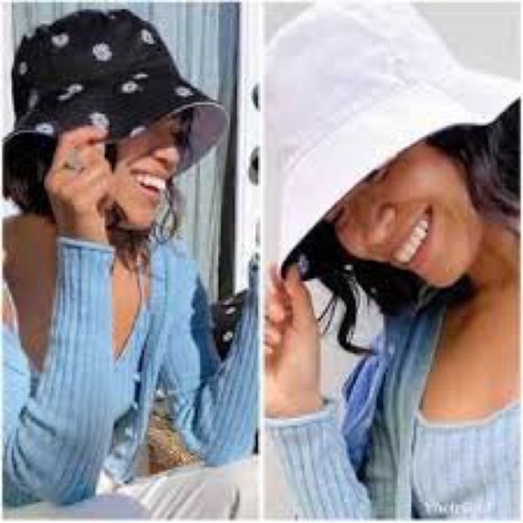 Alice + Olivia Reversible Daisy Bucket Hat OS - Picture 4 of 6